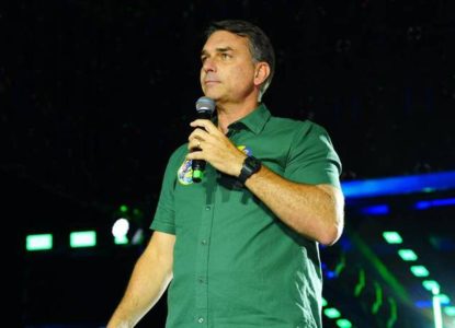 Aliados criticam Flávio Bolsonaro após senador contestar resultado eleitoral, apesar de ter prometido aceitar as urnas