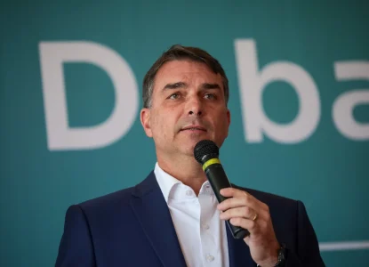 Após deixar o Brasil, Flávio Bolsonaro se diz ‘presidente eleito’, apaga post e passa a se chamar de ‘líder’