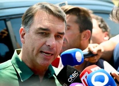 Após visitar o pai, Flávio Bolsonaro recua e anuncia que votará pelo fim da escala 6x1