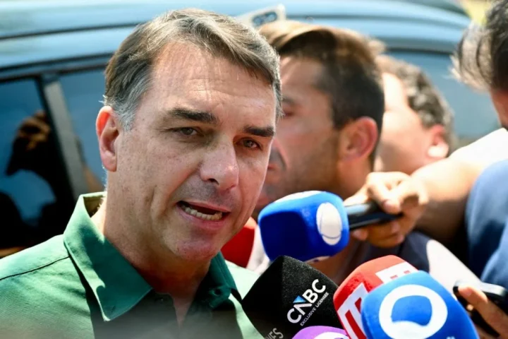 Após visitar o pai, Flávio Bolsonaro recua e anuncia que votará pelo fim da escala 6×1
