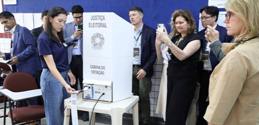 Representantes de 46 países conhecem de perto votação e apuração das eleições no Brasil