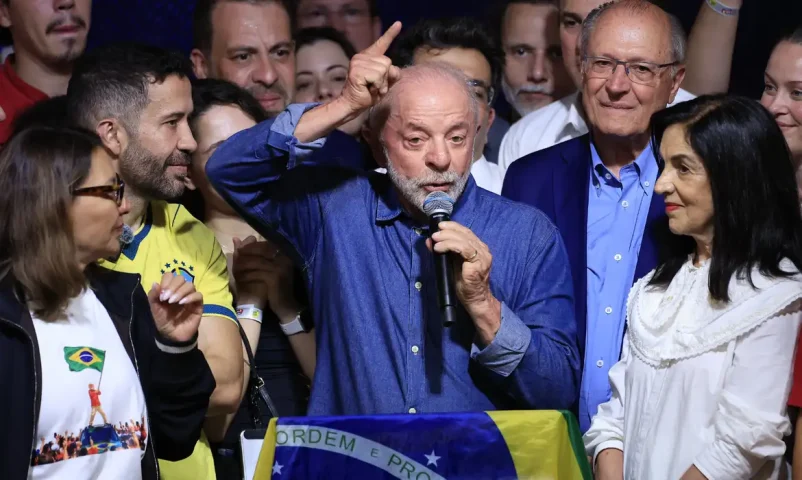 “Vamos mudar o jeito de governar este país”, diz Lula após vencer eleição presidencial pela quarta vez