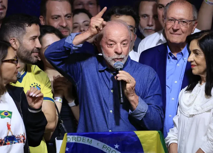 “Vamos mudar o jeito de governar este país”, diz Lula após vencer eleição presidencial pela quarta vez