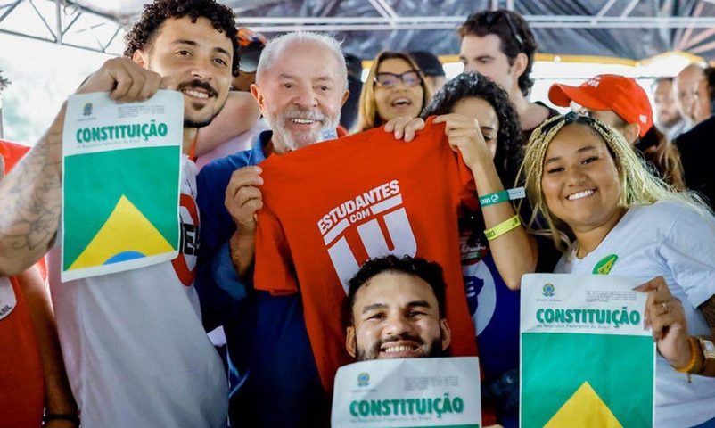 Programa Pé de Meia pode ganhar versão universitária, anuncia Lula