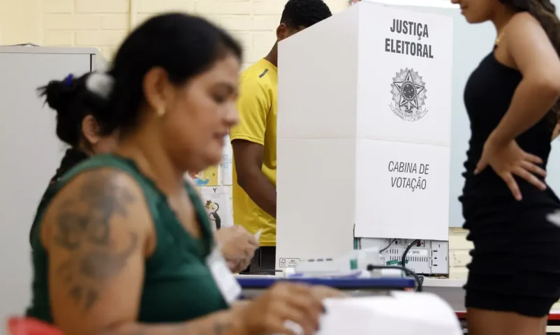 Horário ampliado registra 35 mil votos, mas pouco altera diferença entre Lula e Flávio Bolsonaro