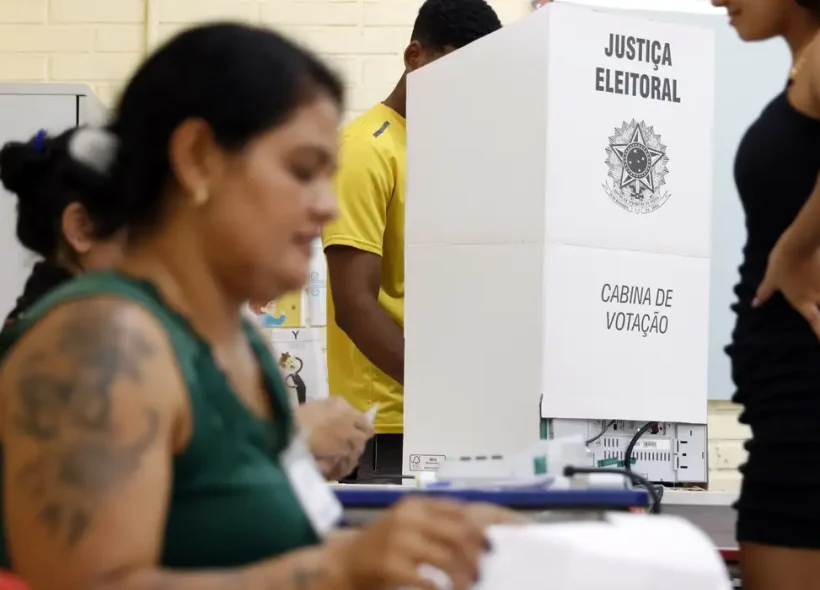 Horário ampliado registra 35 mil votos, mas pouco altera diferença entre Lula e Flávio Bolsonaro