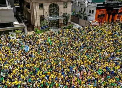 Campanha de Flávio Bolsonaro realiza ato político na Avenida Paulista, em São Paulo