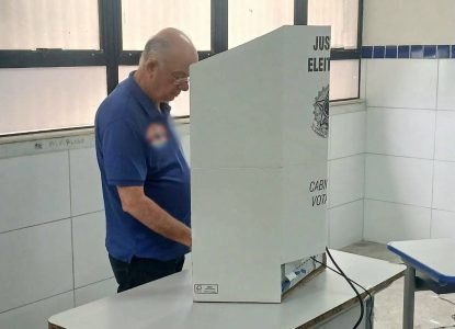Prefeito José Ronaldo destaca importância da democracia ao votar na manhã deste domingo, 4