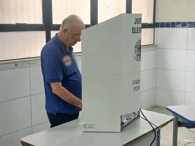 Prefeito José Ronaldo destaca importância da democracia ao votar na manhã deste domingo, 4